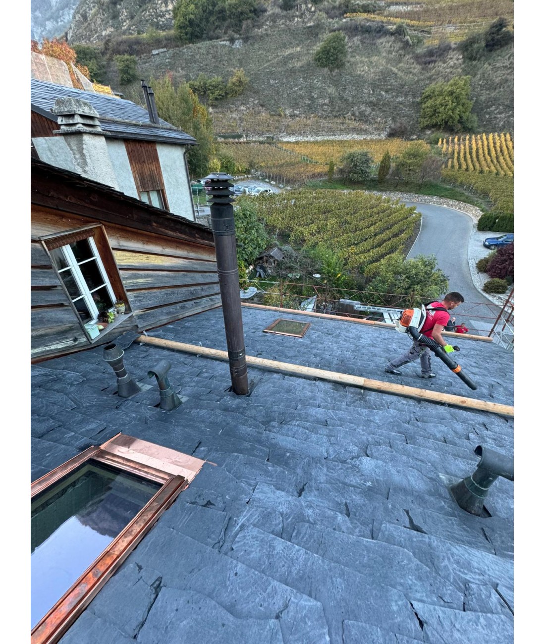 Telhado de Ardósia Grafite Stone Casa® com Espessura 1,3 a 2,2 cm – Modelo Alpino Europeu Telhado Alpino de Ardósia Grafite Stone Casa – Telhas Rústicas no Padrão Europeu